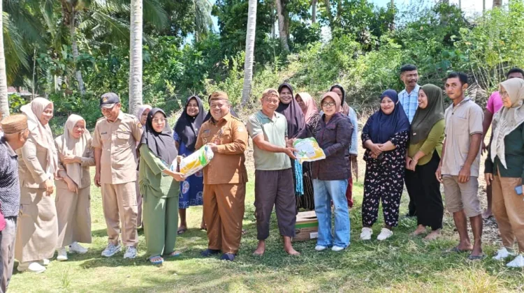Espin Tulie Serahkan Bantuan Benih Jagung di Desa Upomela