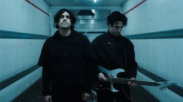 Crown The Empire Rilis "raw", Awali Era Baru sebagai Duo