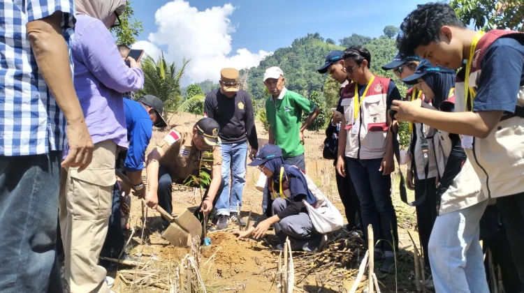 Saat Reses, Ridwan Monoarfa Tanam Pohon Bersama Mahasiswa KKN UGM