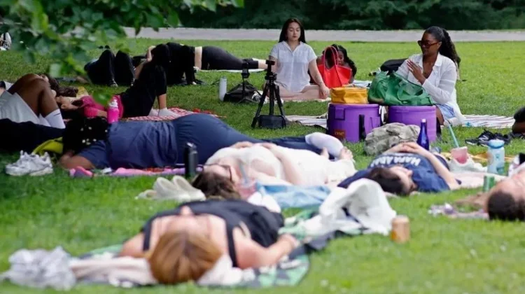 Lawan Burnout, Gen Z New York Populerkan Klub Rebahan