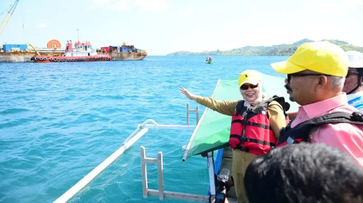 PLN Pasang Kabel Listrik Bawah Laut di Pulau Dudepo
