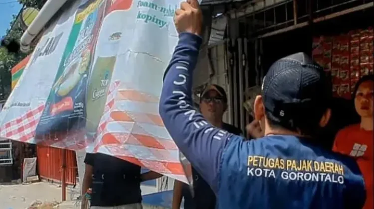 Bappenda Tertibkan Ratusan Reklame Tak Berizin di Kota Gorontalo