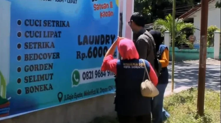 Bappenda Kota Gorontalo Kedepankan Edukasi Saat Tertibkan Reklame Tak Berizin