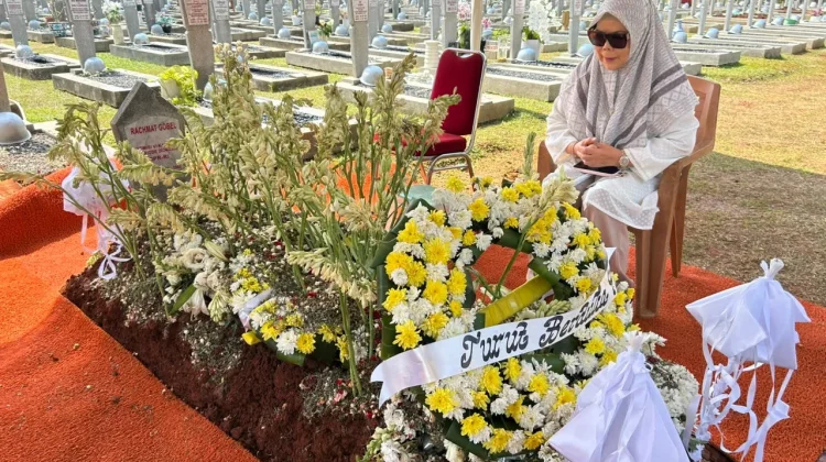 Wagub Idah Ziarah ke Makam Almarhum Rachmat Gobel di Kalibata