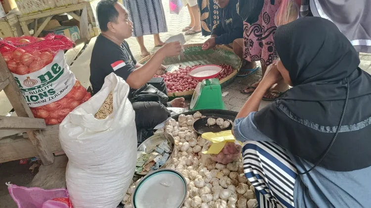 Harga Tomat dan Bawang Putih Turun di Pasar Jumat Telaga