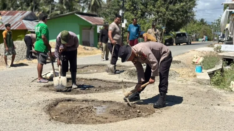Brimob Polda Gorontalo dan Warga Lanjutkan Pengecoran Jalan Rusak di Tibawa