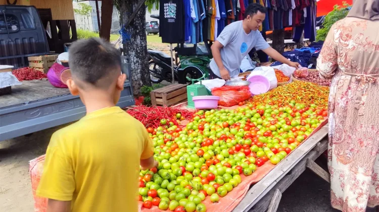 Harga Kebutuhan  di Pasar Oluhuta Suwawa Stabil, Tomat Anjlok hingga Rp3.000/kg