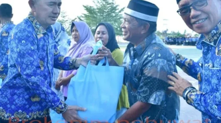 Korpri Pohuwato Salurkan 60 Paket Sembako untuk Cleaning Service
