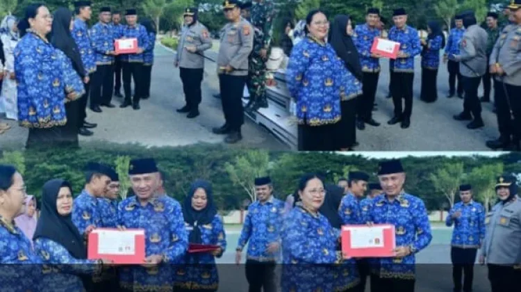 Bupati Pohuwato Serahkan SK Pensiun kepada Lima ASN Purna Tugas