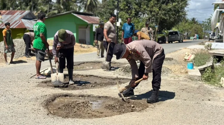 Brimob dan Warga Tibawa Kompak Cor Jalan Rusak