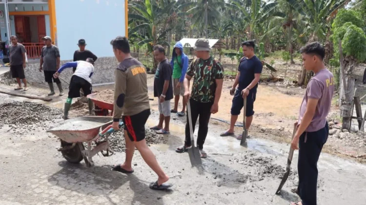 Hari Kedelapan, Brimob dan Warga Percepat Perbaikan Jalan Desa