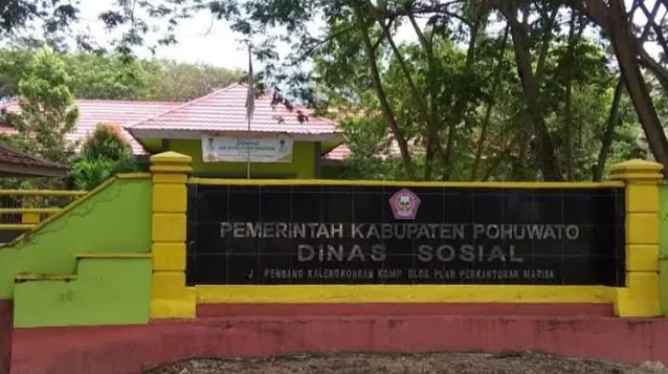 Dinsos Pohuwato Dampingi Penerima Bantuan Kaki Palsu