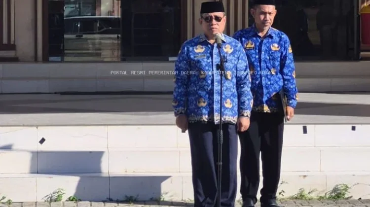 Sekda Gorut Serahkan Penghargaan kepada ASN Purna Tugas