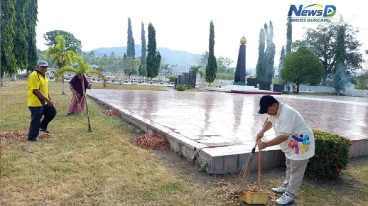 Bersihkan TMP  Dinsosdukcapil Gorontalo Rawat Semangat Pengabdian