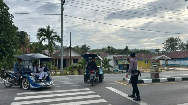 Brimob Polda Gorontalo Kawal Keselamatan Pelajar Menyeberang di Tibawa