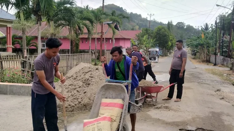 Gotong Royong Hari Kesembilan Jaga Kualitas Cor Jalan Isimu Raya