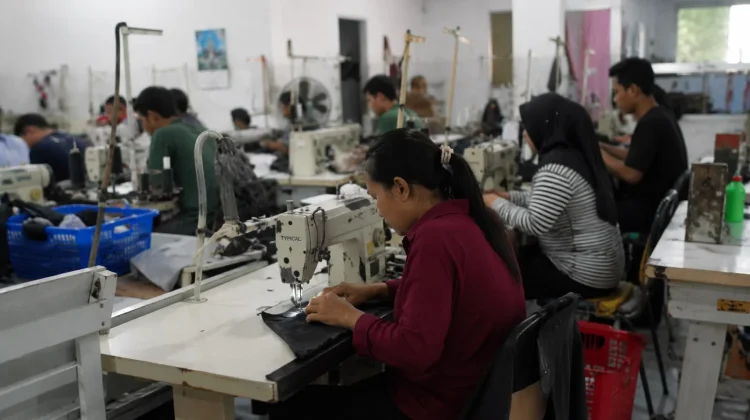 Kebutuhan Masyarakat Bukan Sekadar Pekerjaan, tetapi Pekerjaan yang Layak
