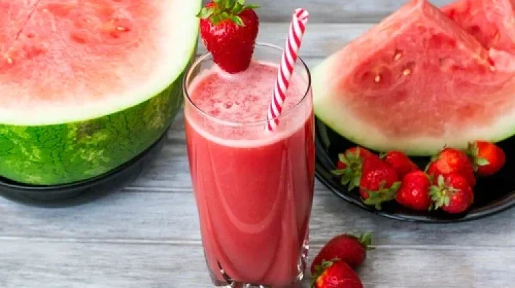 Minuman Segar dari Stroberi dan Semangka