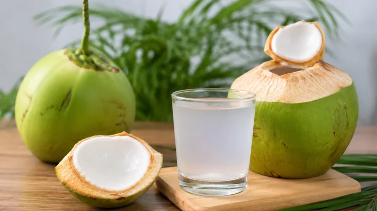 Mitos atau Fakta? Air Kelapa Benar-Benar Bisa Menetralkan Racun?