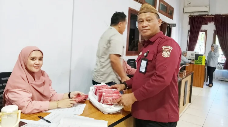 Semarak 81 Tahun Kemerdekaan, Diskumperindag Serahkan Bendera ke Kesbangpol
