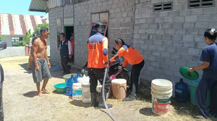 Hari Kedua Penanganan Kekeringan, BPBD Gorontalo Salurkan Air Bersih untuk Warga