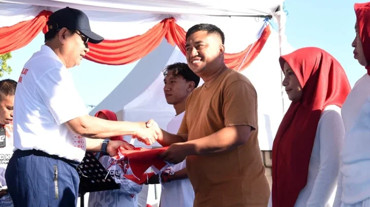 Gubernur Gusnar Minta ASN Berbagi Bendera Merah Putih Kepada Warga