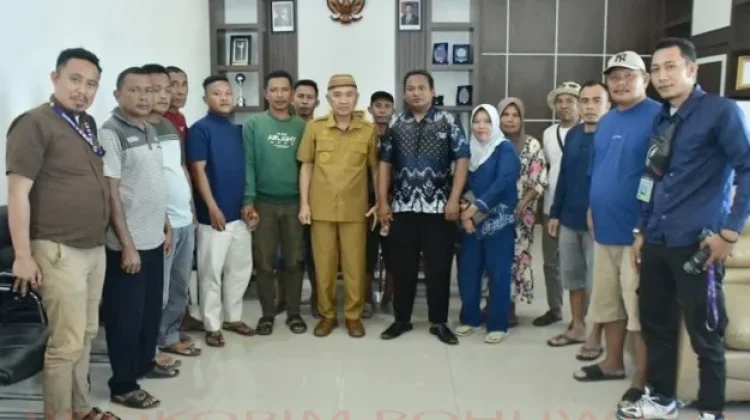Puluhan Penambang Hulawa Mengadu ke Bupati Pohuwato Soal Talang