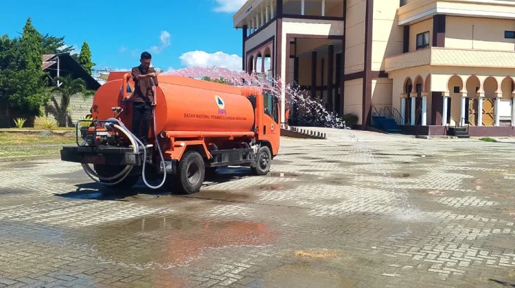 BPBD Siram Lapangan Mess Haji Demi Kelancaran Latihan Paskibraka