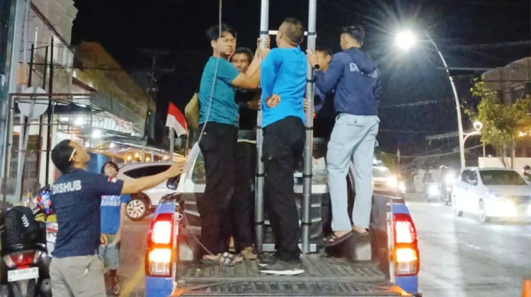 Tekhisi Dishub Sigap Lakukan Pemeliharaan Traffic Light Simpang Empat Andalas
