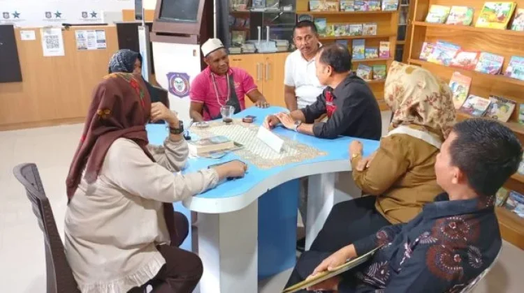 Unik, Dosen IAIN Manado Kunjungi Perpustakaan Bersama Informan Polahi