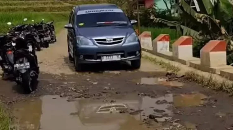 Jalan Pentadu Timur-TPI Tilamuta Rusak, Warga Minta Perbaikan