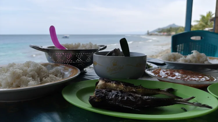 Makan Siang di Pinggir Pantai, Sederhana Menunya, Istimewa Kebersamaannya