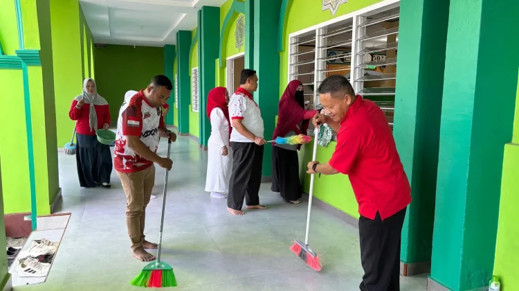 Semarakkan HUT Kemerdekaan, Kemenag Kabgor Gelar Bersih-Bersih Masjid