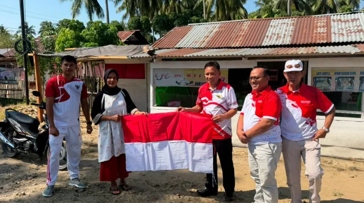 Kemenag Kabgor Bagikan 500 Bendera Merah Putih Sambut HUT Kemerdekaan