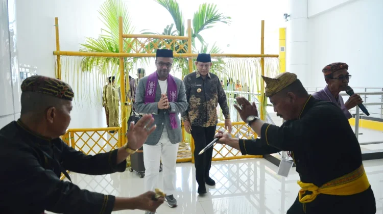 Tiba di Gorontalo, Dubes UEA untuk RI disambut adat Mopotilolo