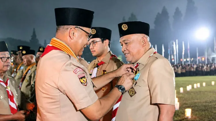 Wabup Tonny Junus Terima Lencana Darma Bakti Gerakan Pramuka