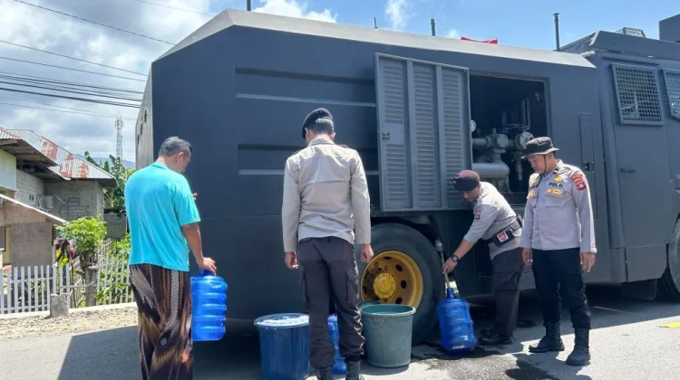 Polres Boalemo Salurkan Air Bersih untuk Warga Desa Lamu