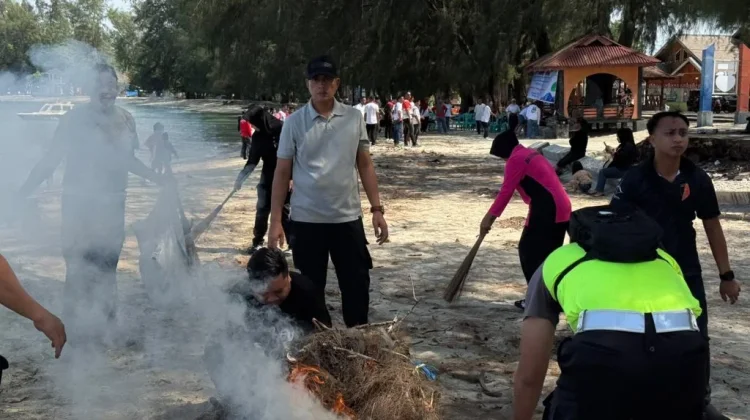 Polres Boalemo Bersihkan Pantai Bolihutuo dan Salurkan Sembako