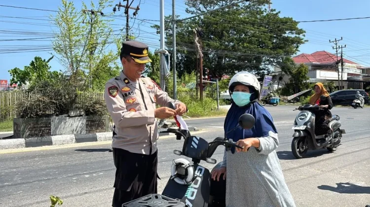 Semarak HUT ke-81 Kemerdekaan RI, Polres Pohuwato Bagikan 1.000 Bendera Merah Putih
