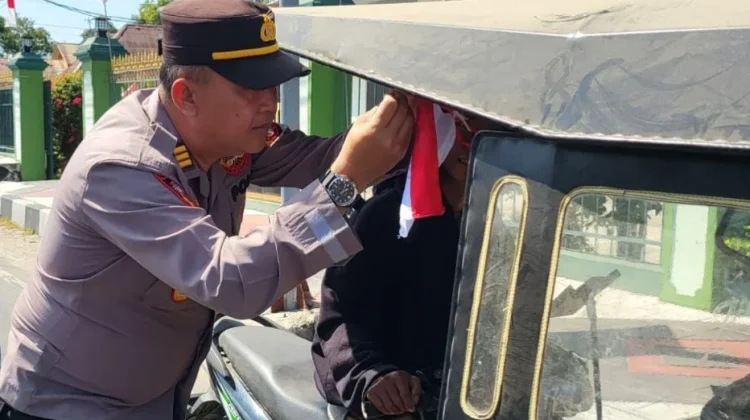 Polres Gorontalo Bagikan Ratusan Bendera Merah Putih kepada Pengguna Jalan