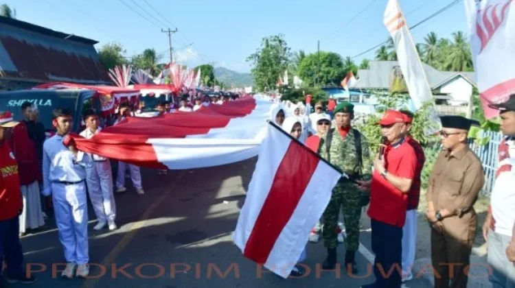 Kirab Merah Putih 81 Meter Semarakkan HUT RI di Randangan