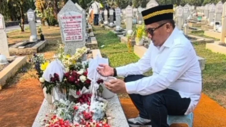Momen HUT Kemerdekaan RI, Marten Taha Ziarah Kemakam Alm.Rachmat Gobel