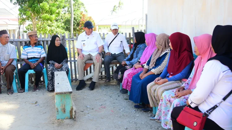 Sapa Warga Inengo, Gubernur Gusnar Salurkan Bantuan Pangan