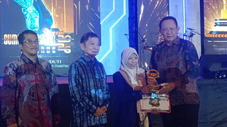 Sumo Foundation-Elnino Center Beri Penghargaan 10 Tokoh Inspiratif di Gorontalo