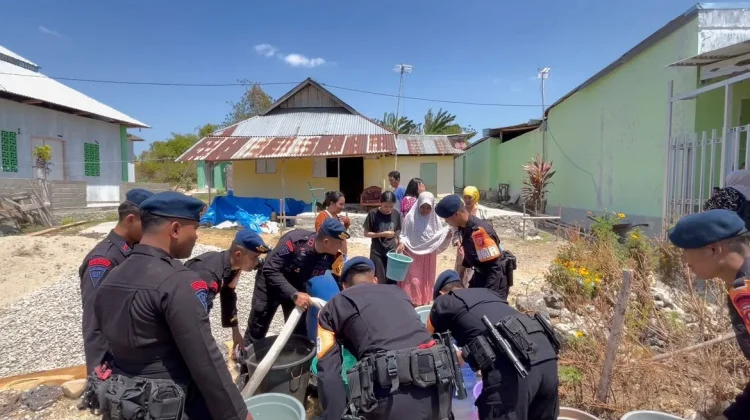Brimob Polda Gorontalo Salurkan 5.000 Liter Air Bersih ke Warga Isimu Raya