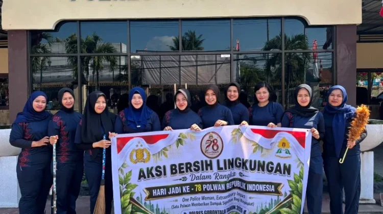 Polwan Polres Gorontalo Bersihkan Masjid Sambut HUT ke-78