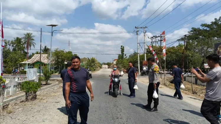 Polsek Wonosari Bagikan 100 Paket Beras Kepada Masyarakat