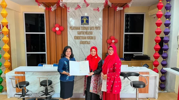 Kementerian Hukum Gorontalo Serahkan Sertifikat Hak Cipta Mars Aloei Saboe