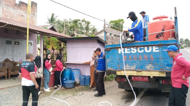 Kekeringan Makin Parah, Dinsosdukcapil Gorontalo Kembali Salurkan Air Bersih