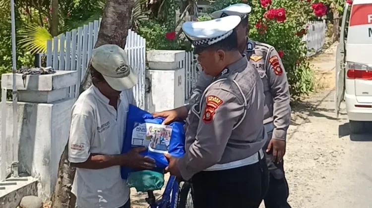Satlantas Polres Bone Bolango Bagikan Sembako dan Edukasi Keselamatan